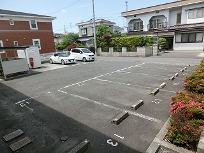 レオパレスリベア 駐車場
