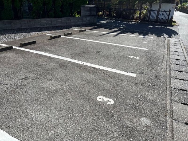 レオパレスソレーユ仲澤 駐車場
