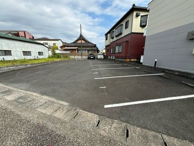 レオパレスカーサ　コンフォート 駐車場