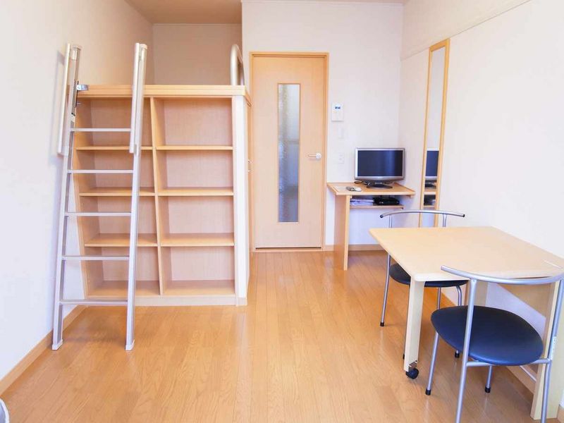 レオパレス寿 居間