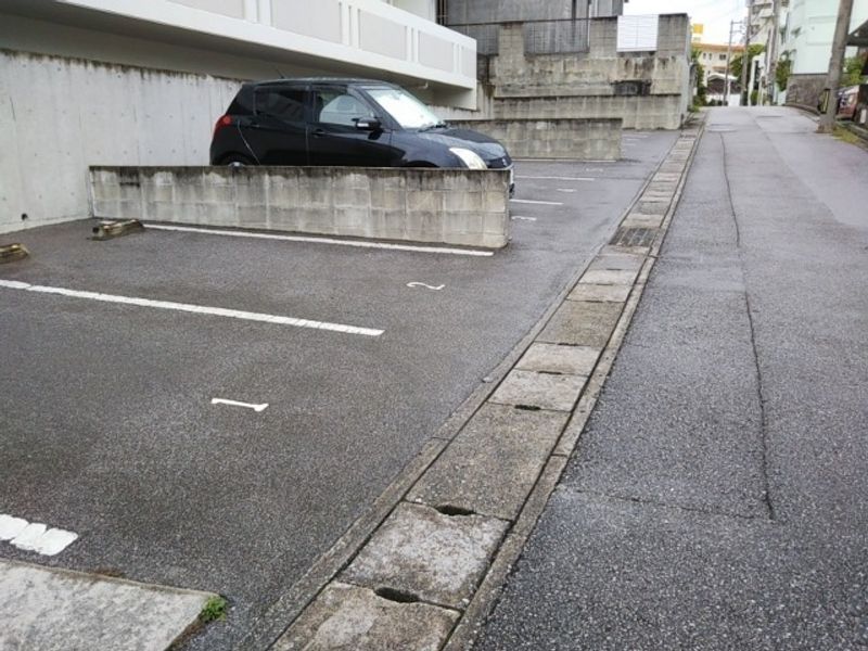 レオパレスコンフォルテ 駐車場