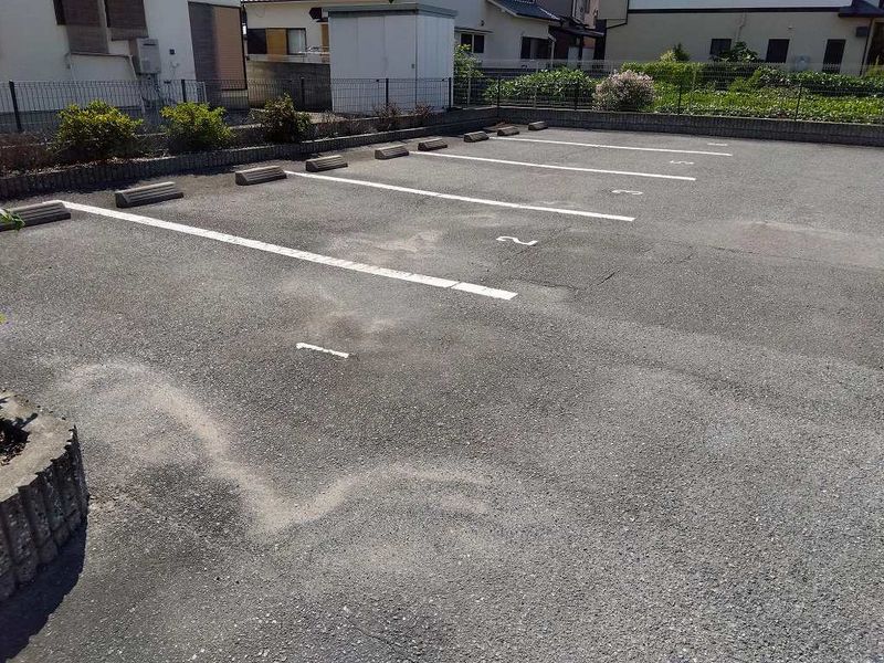 レオパレスＷＥＳＴ米田 駐車場