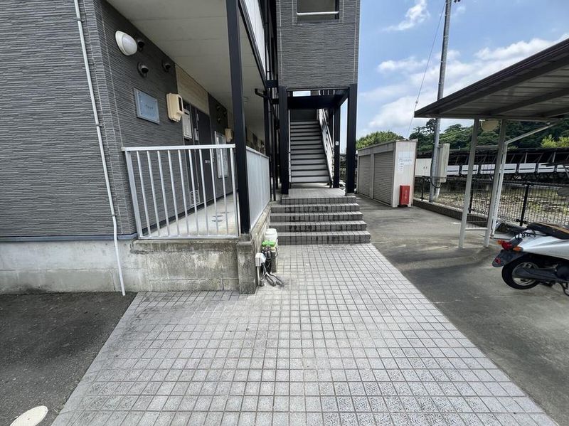 レオパレスクレシア エントランス