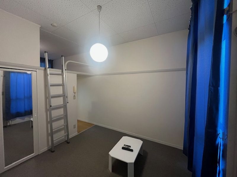 レオパレスディオネ 居間
