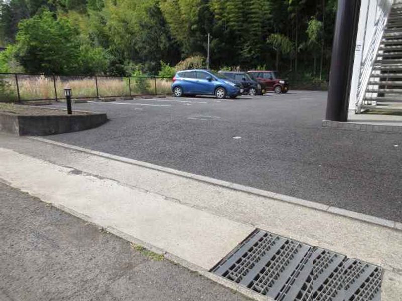 レオパレスハーモニーハイツ厚木 駐車場
