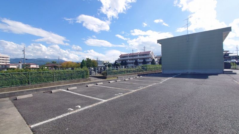 レオパレスマルベリー 駐車場