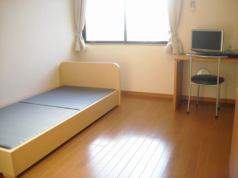 レオパレスガーデ二ア宮沢町 居間