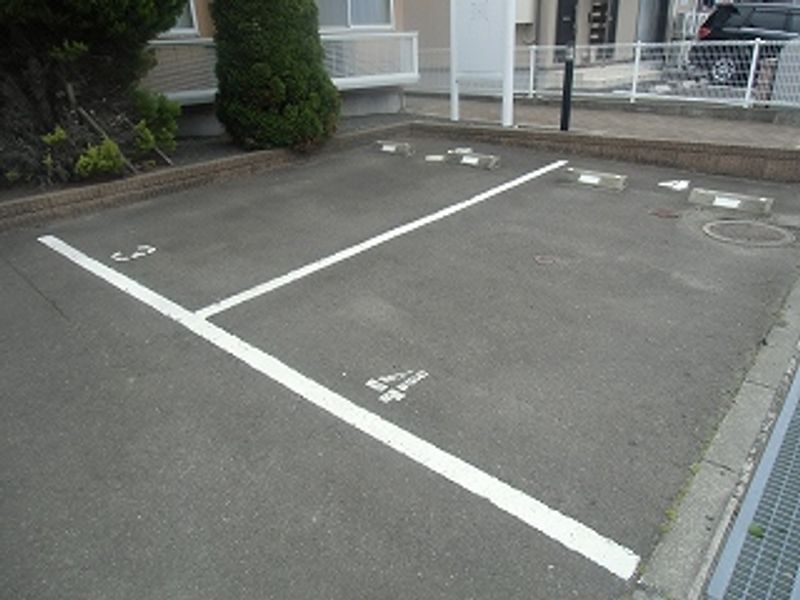 レオパレスリトル　フラワー 駐車場