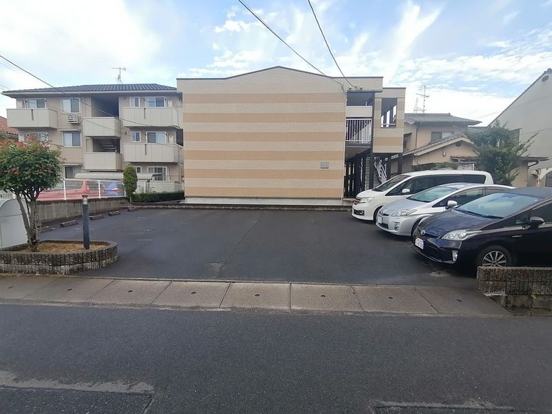 レオパレス春日 駐車場