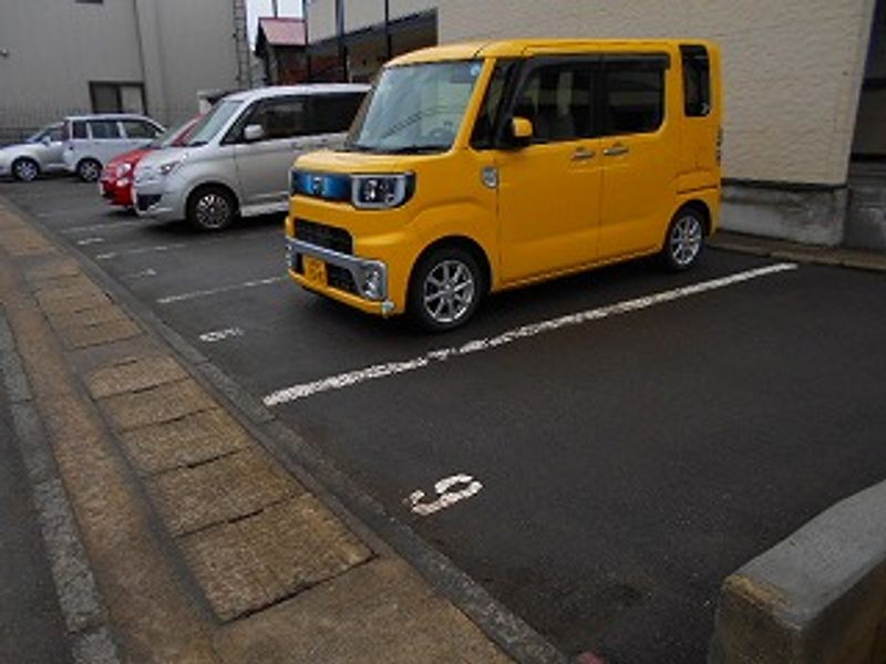 レオパレスヴィラにしむら 駐車場