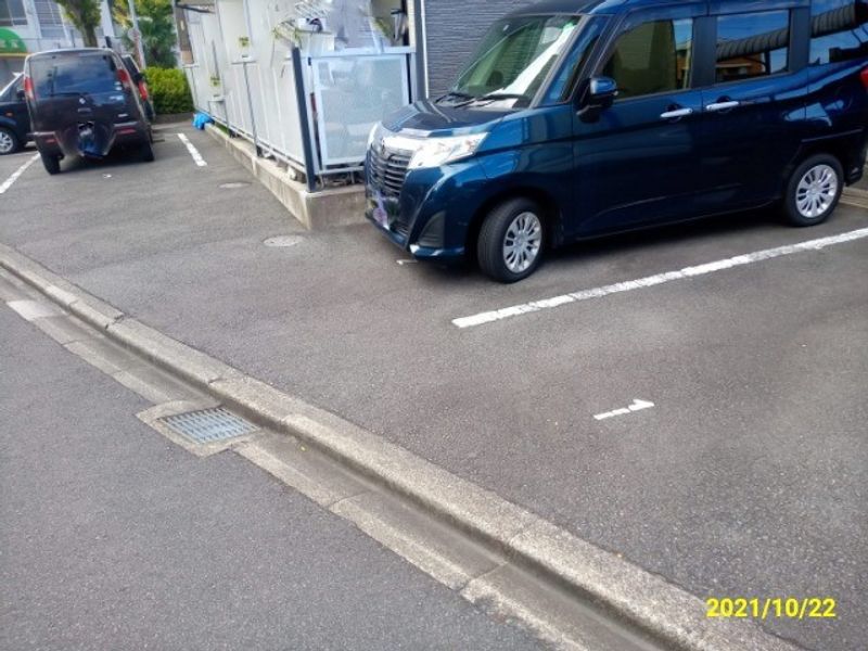 レオパレス稲葉地本通 駐車場