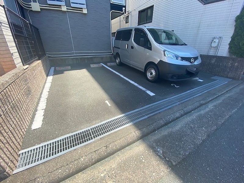 レオパレスグランシャリオ 駐車場