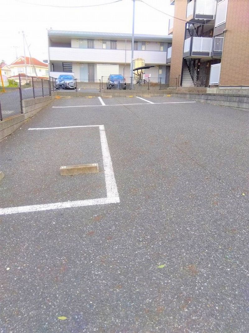 レオパレスシティーＣ 駐車場