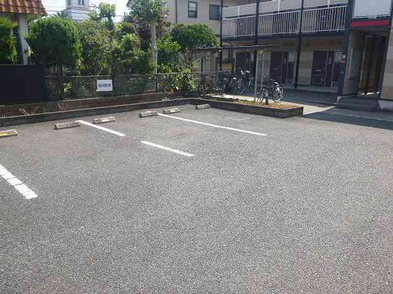 レオパレスパレット壱番館 駐車場