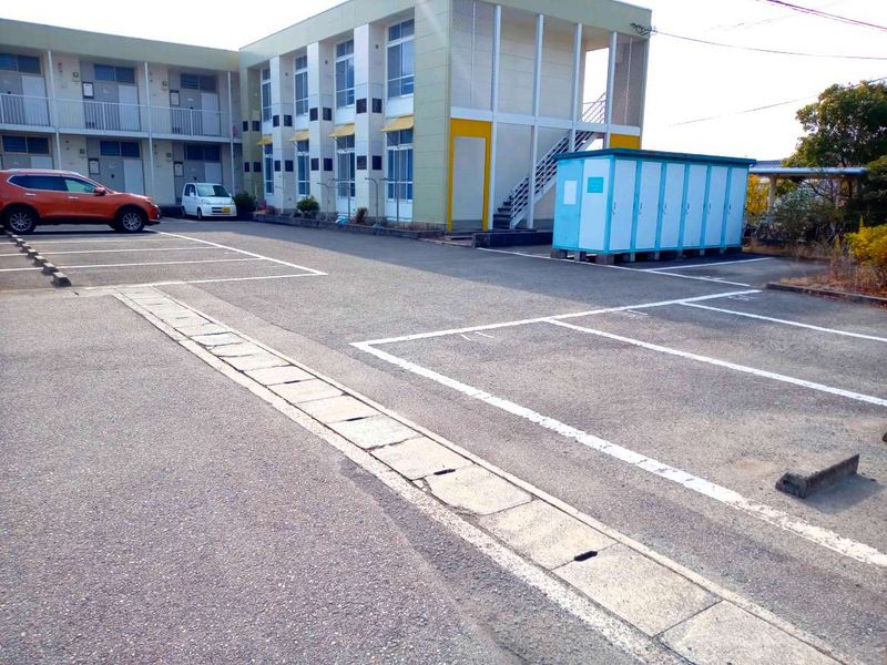 レオパレス吉田 駐車場