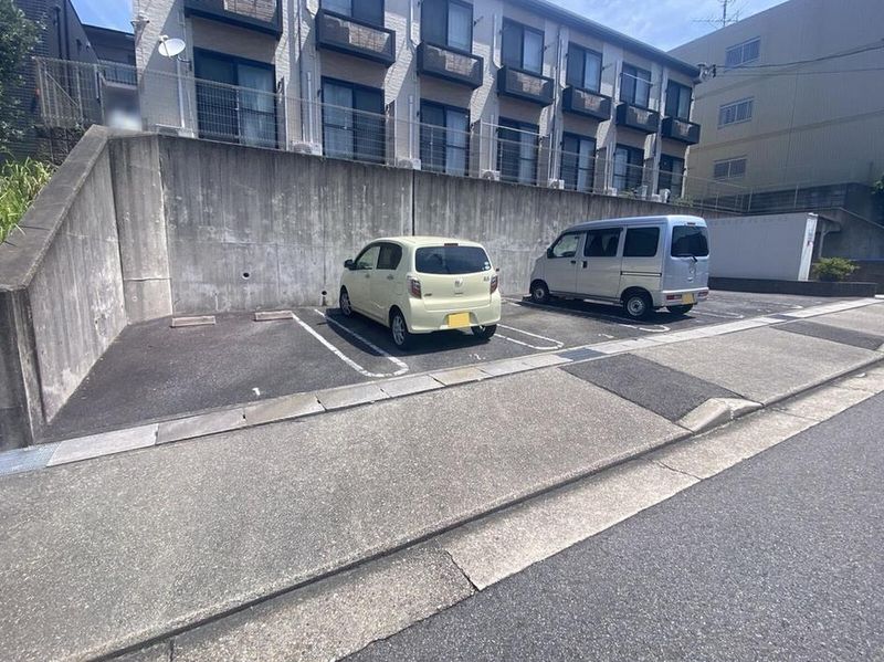 レオパレスロンシャンハイツ 駐車場