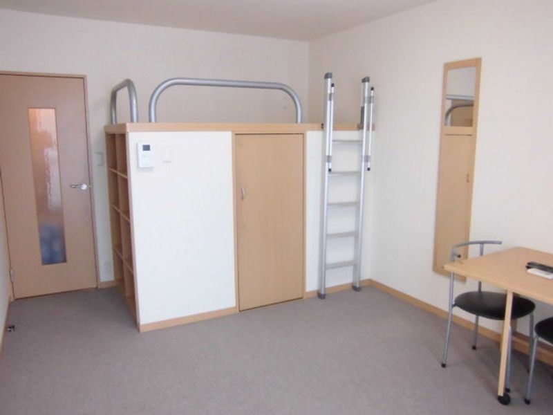 レオパレスラ　フォンティー 収納