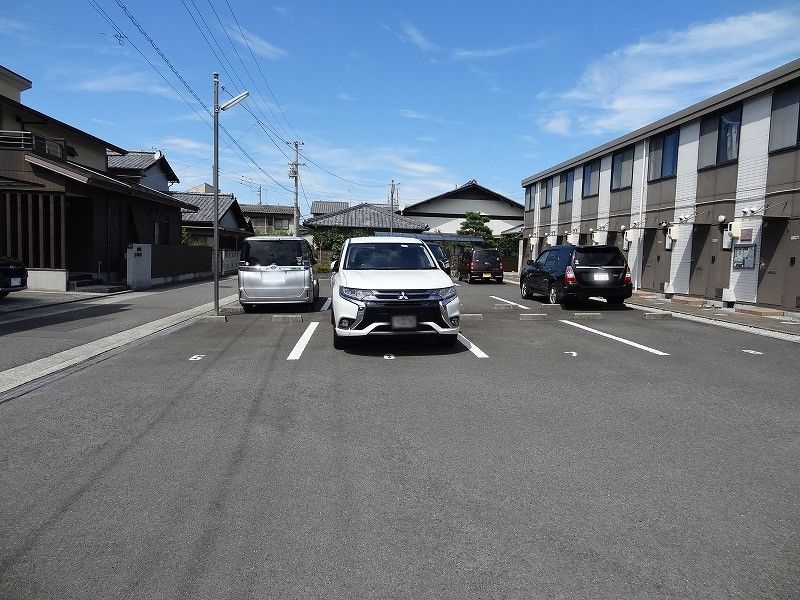 レオパレスクール 駐車場