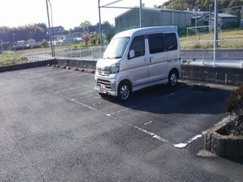 レオパレスわかみや 駐車場