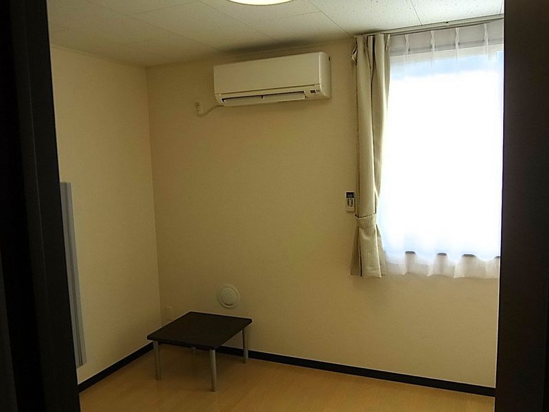 レオパレスカーサ　ソレアード 居間