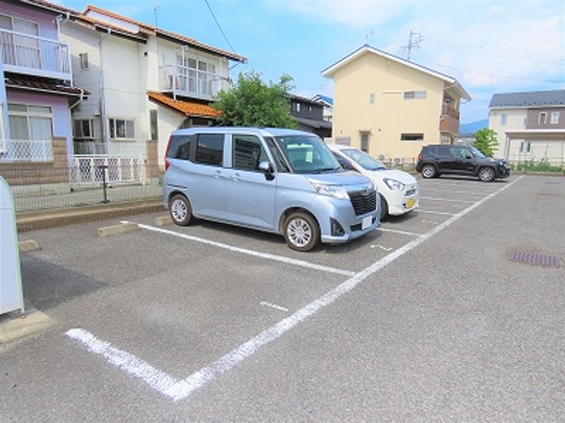 レオパレスエム 駐車場