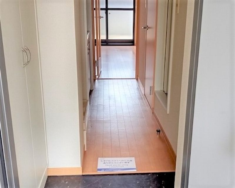 レオパレスアズーラ 玄関