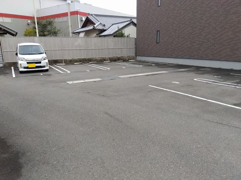 レオネクストアルファ 駐車場