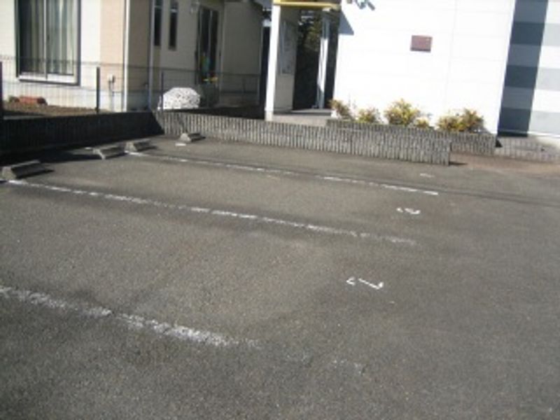 レオパレスチャルム 駐車場