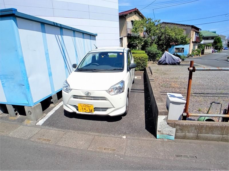 レオパレスさつき館 駐車場