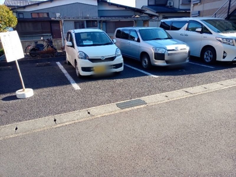 レオパレスジュネス 駐車場