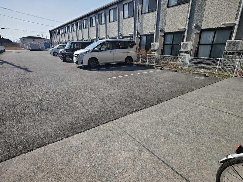 レオパレスマイファミーユ 駐車場