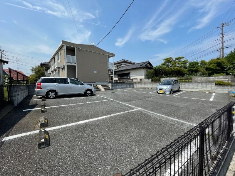 レオパレスエスティー１２ 駐車場