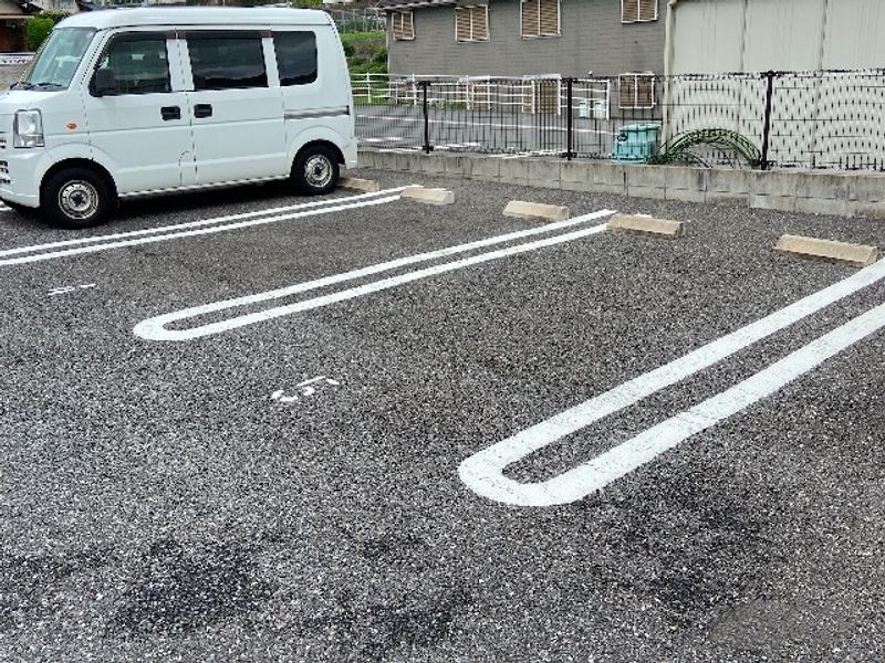 レオネクストアトム 駐車場