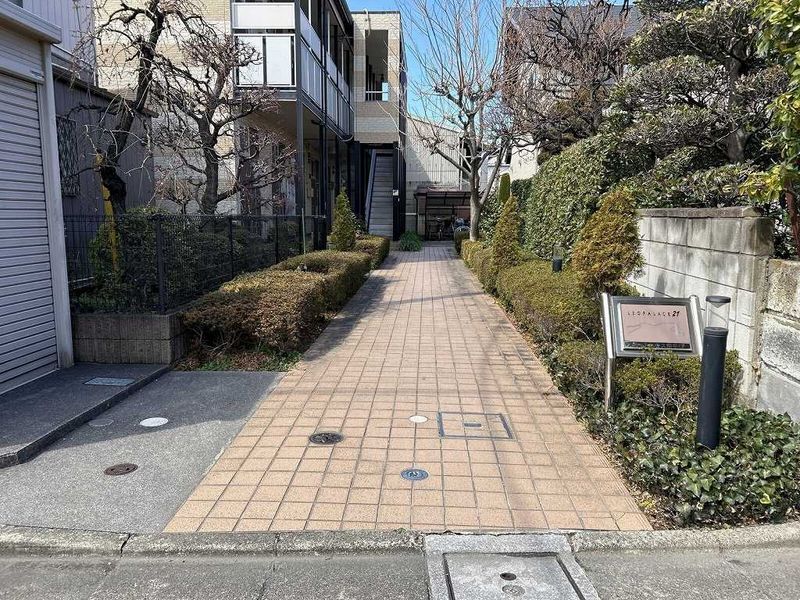 レオパレスコートハウス南平Ｃ エントランス