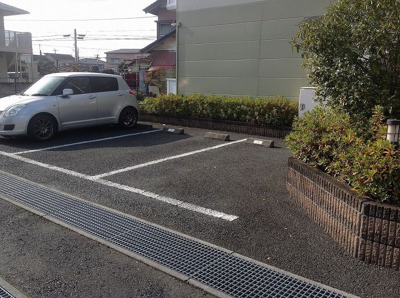 レオパレス下小鳥Ｂ 駐車場