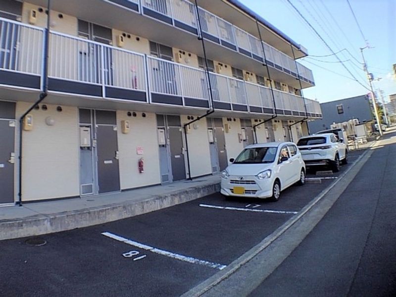 レオパレスレインボーロード 駐車場