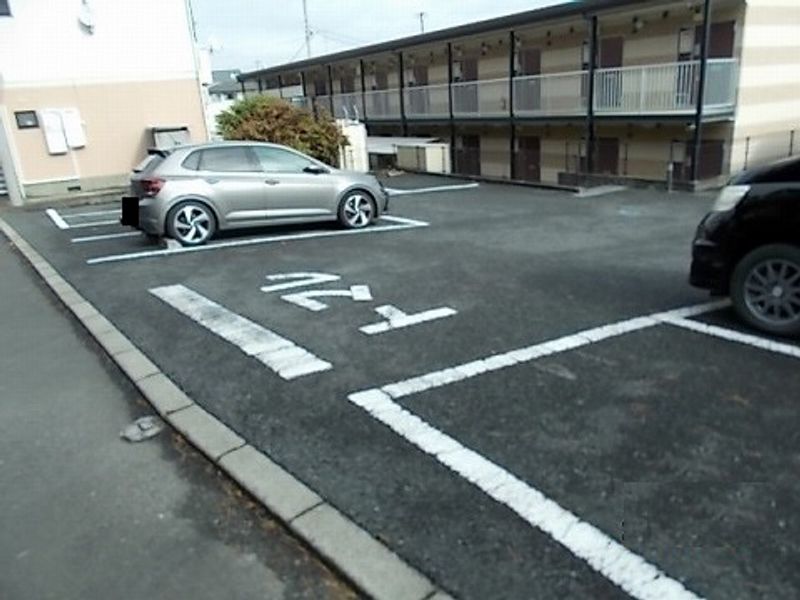 レオパレスシャルマン 駐車場