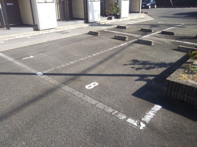 レオパレスニューフラーリシュ 駐車場