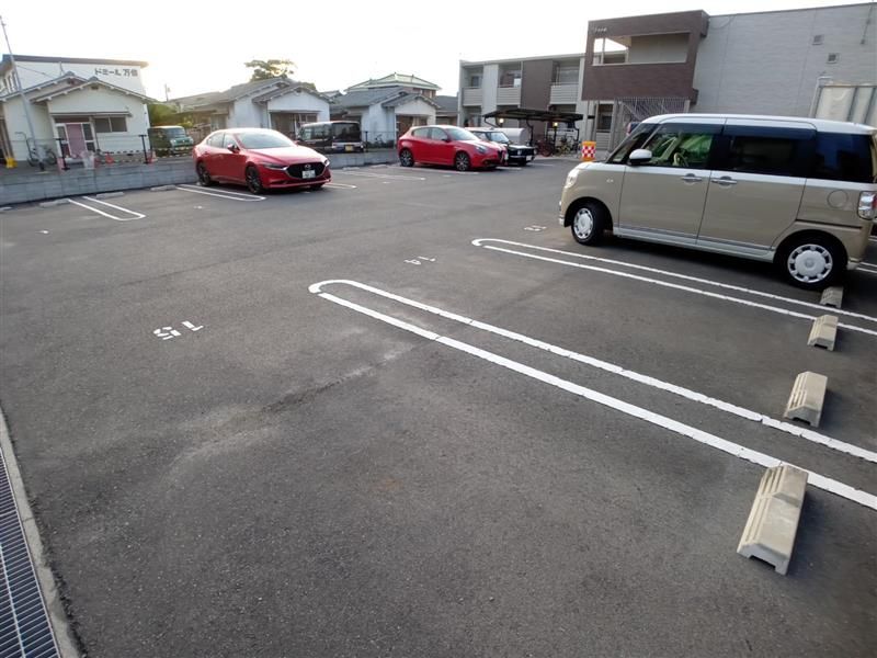 クレイノシャイン万倍 駐車場