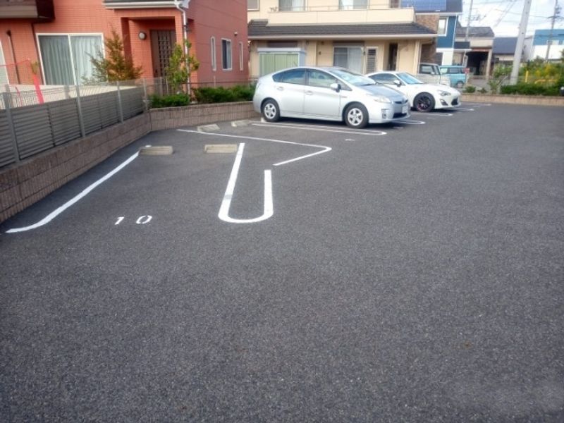 レオネクストリヴェール 駐車場