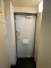 レオパレスカーサ　グリチーネ 玄関