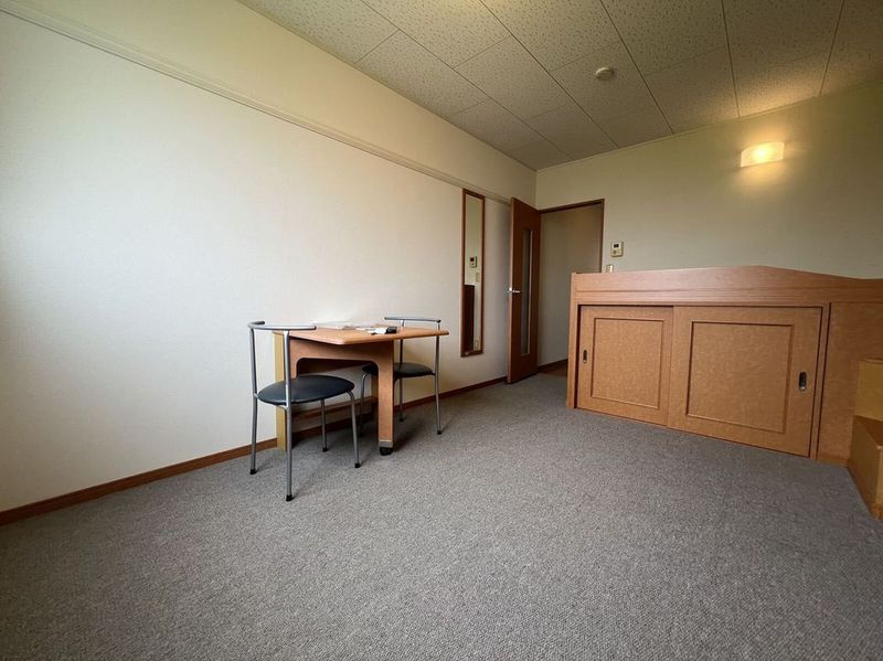 レオパレスクレシア 居間