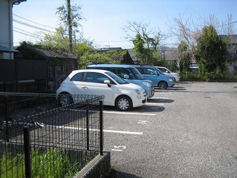 レオパレス弥生 駐車場