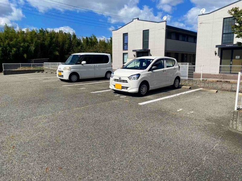 レオパレス翼Ⅲ 駐車場