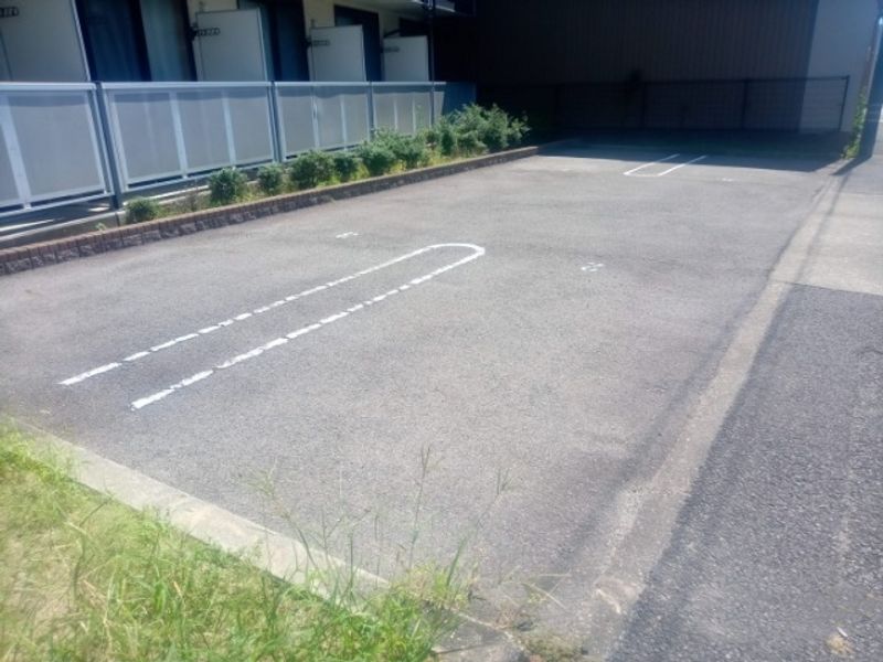 レオパレスアーバンコート熱田 駐車場