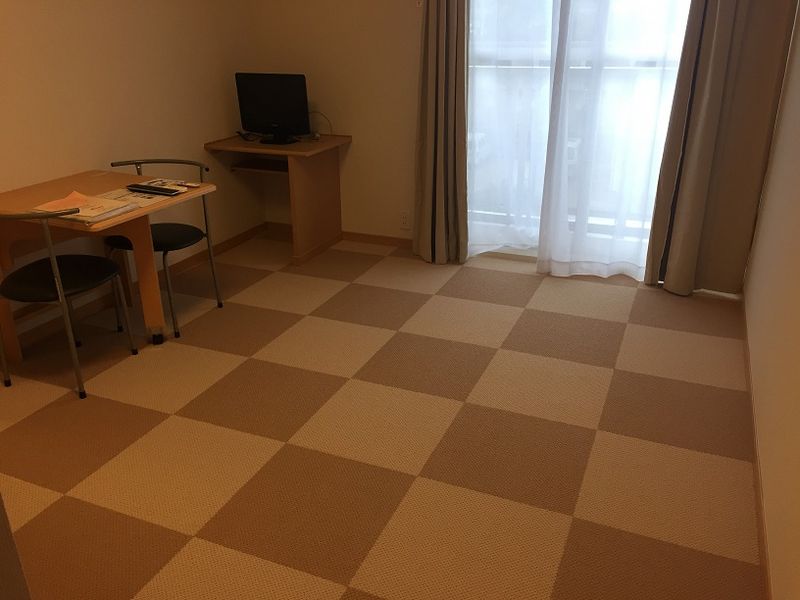 レオパレスラーラ 居間