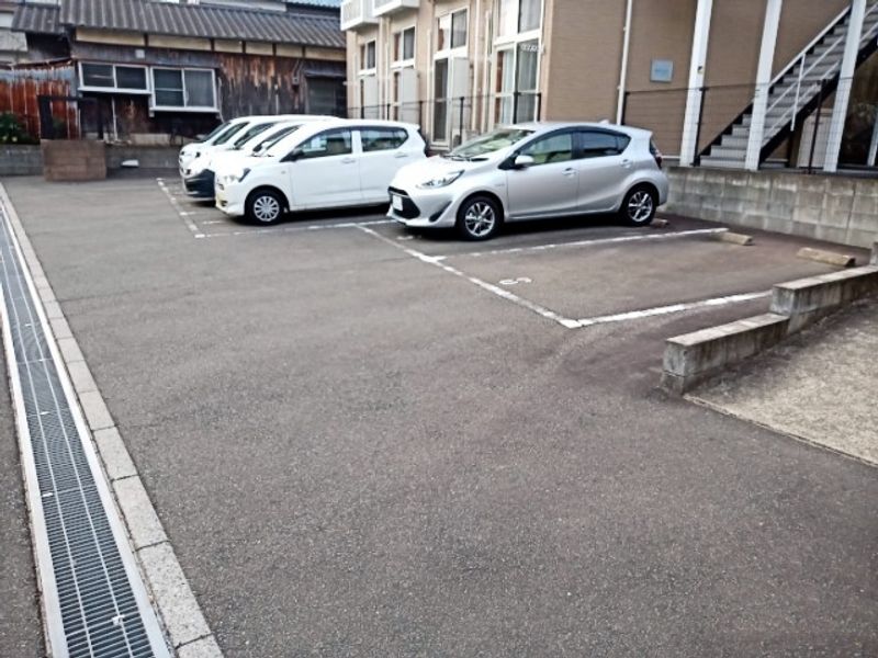 レオパレス春日グリーンヒルズ 駐車場