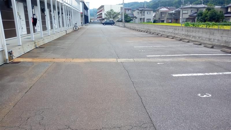 レオパレス西富山 駐車場