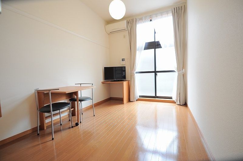 レオパレスグリーク 居間