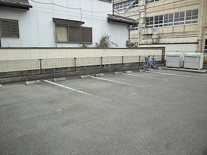 レオパレスきたじま３番館 駐車場